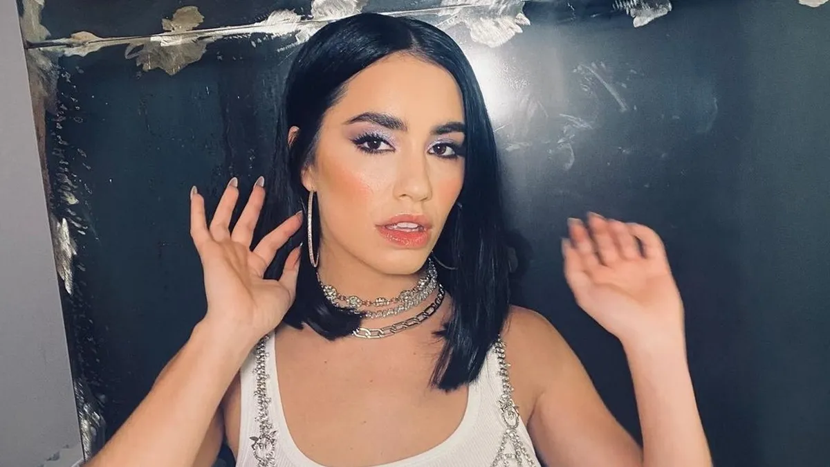 Lali Espósito a los besos