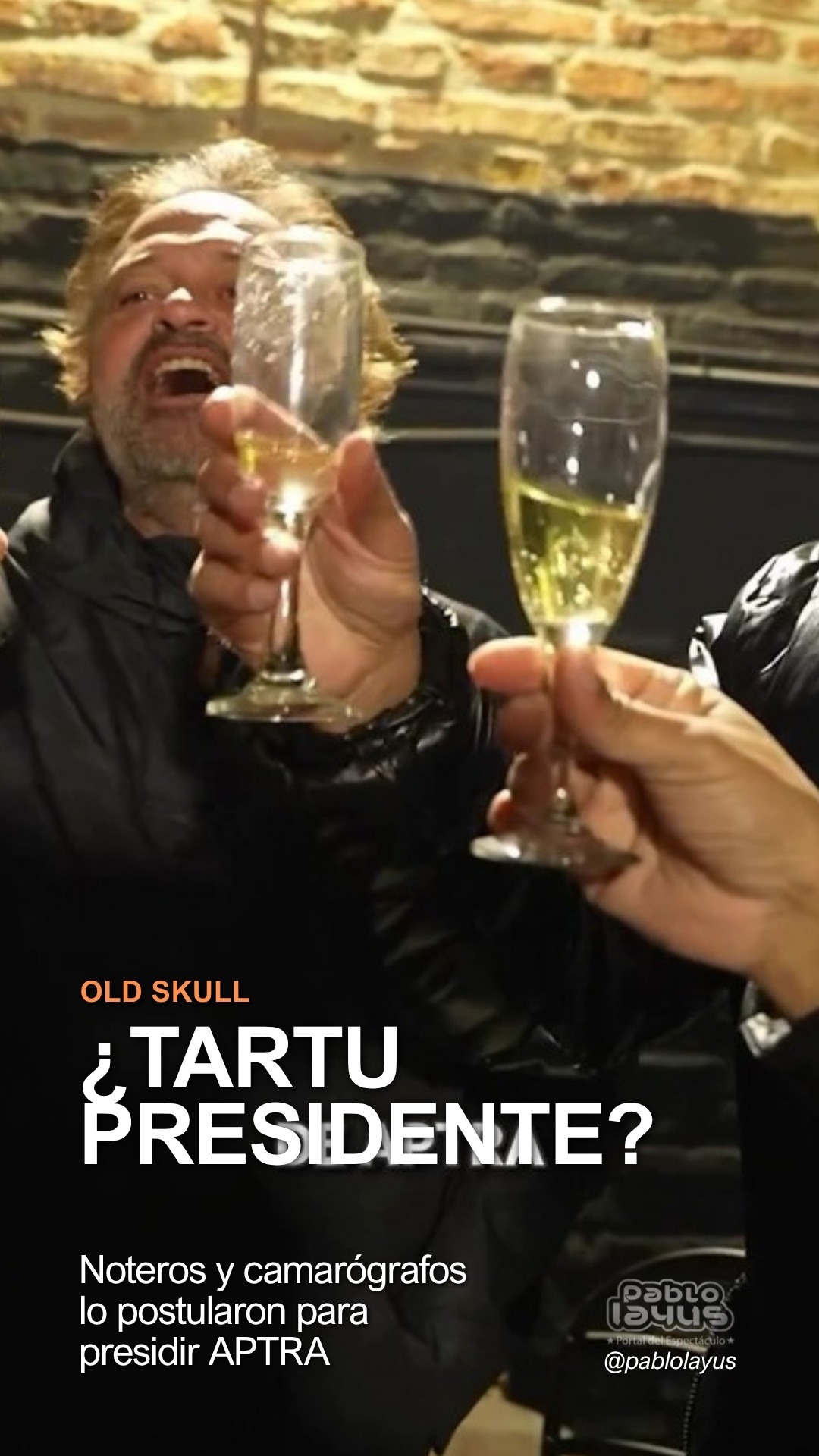 Tartu brindando en la reunión de los Old Skull