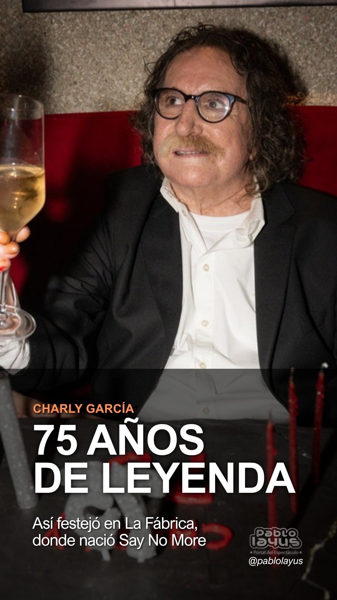 Charly García brindando en el festejo de sus 75 años en La Fábrica